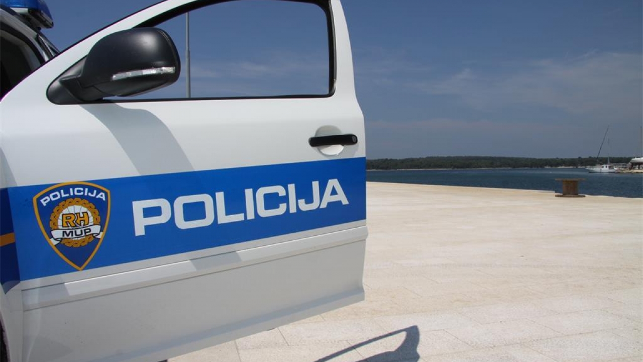 Automobil sletio na plažu u Rapcu