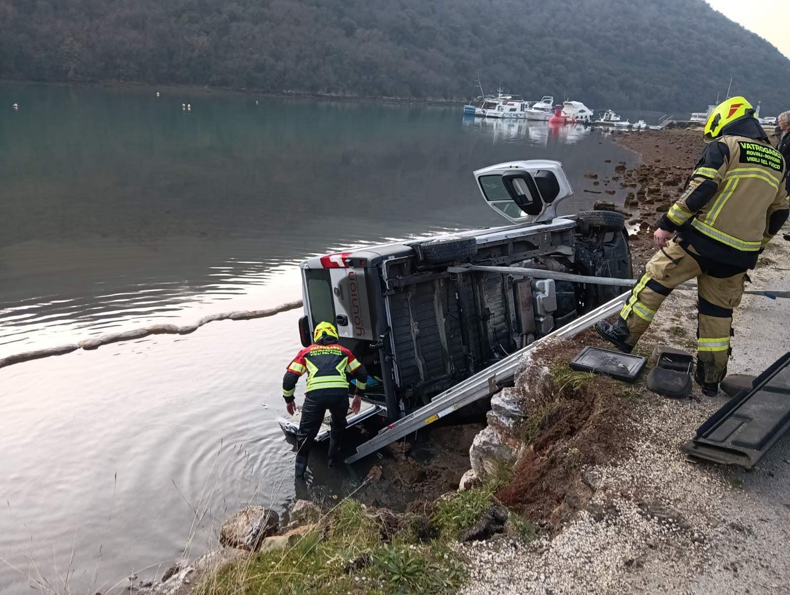 Kombi s četiri strana državljana sletio u Limski kanal