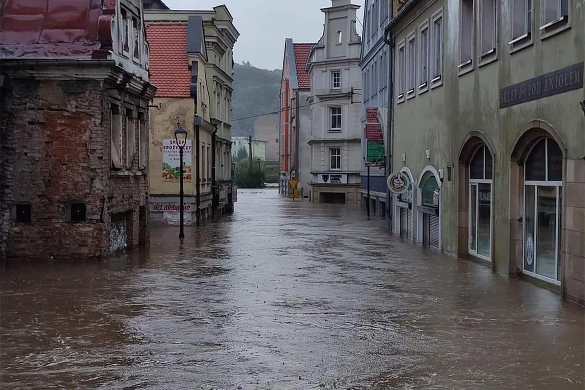 Vodeni val stiže prema Hrvatskoj, nasipi se učvršćuju